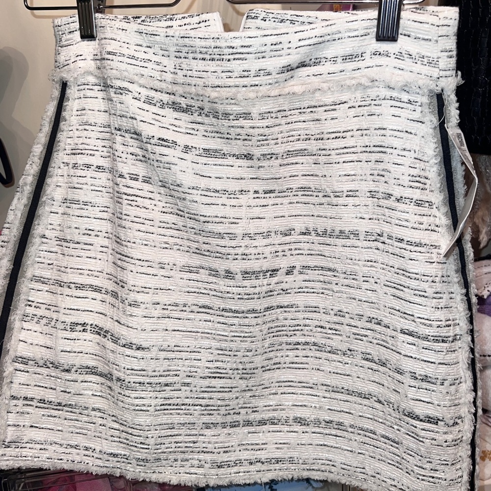 Zara skirt crème , black great for work church a night out pair with a cute top